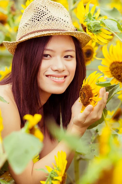 Young asian girl in sunflower field — Stock Photo, Image