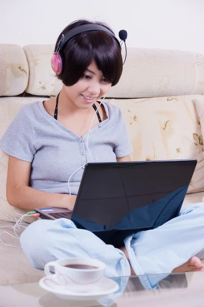 Joven asiático chica usando laptop —  Fotos de Stock