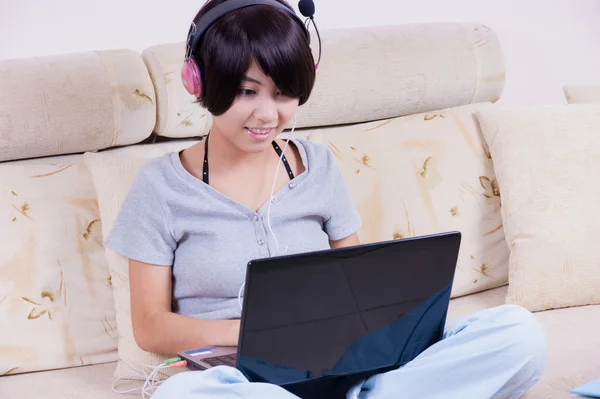 Ung asiatisk tjej med laptop — Stockfoto