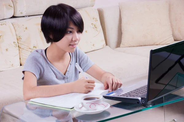Ung asiatisk tjej gör läxor — Stockfoto