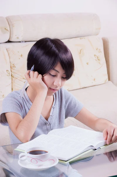 Young asian girl doing homework — Stock Photo, Image