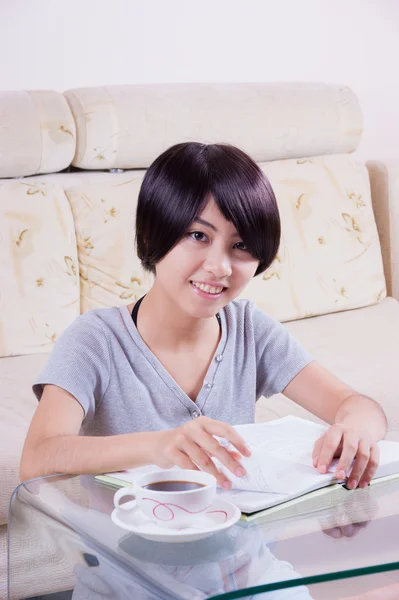 Young asian girl doing homework — Stock Photo, Image