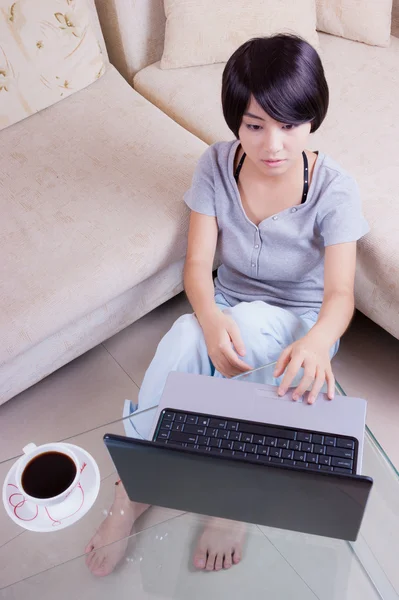 Aziatische meisje met behulp van laptop — Stockfoto
