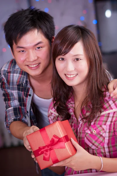 アジア人の少女とのボーイ フレンド — ストック写真