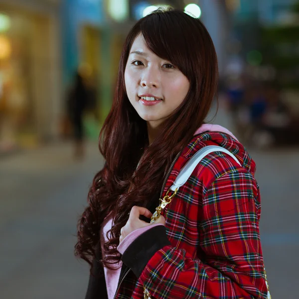 事業所一覧の通りの中国系女性 — ストック写真