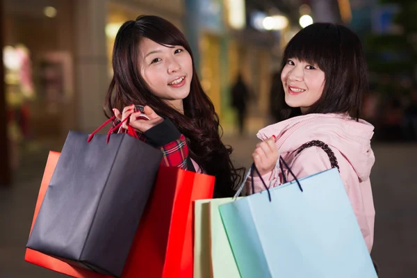 Zwei glückliche Chinesinnen mit Einkaufstaschen — Stockfoto