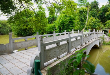 Parktaki taş köprü