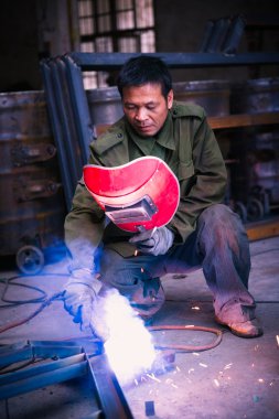 Çinli işçi kaynak metal