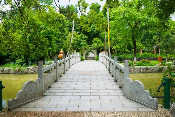 Stenen brug in een park — Stockfoto