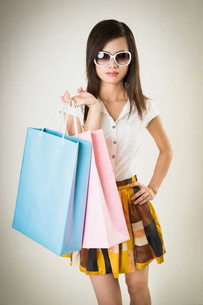 Asyalı kız alışveriş torbaları ile — Stok fotoğraf
