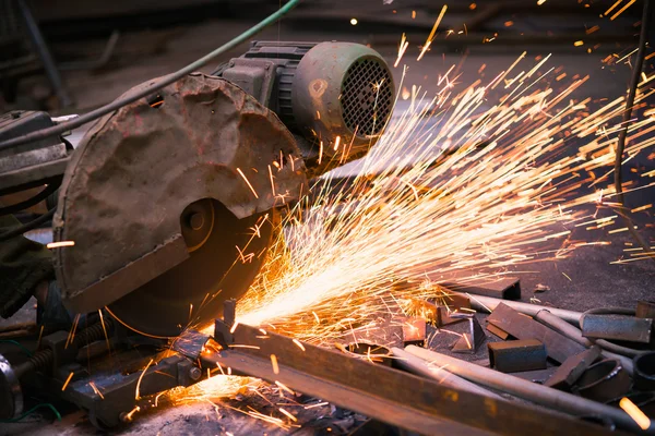 Máquina de corte industrial de trabalho — Fotografia de Stock