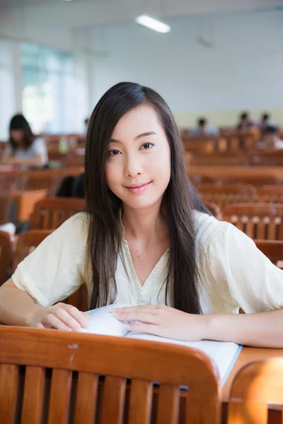 Chinoise étudiante collège — Photo