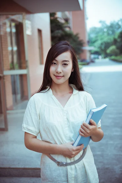 Chinese vrouwelijke college student — Stockfoto