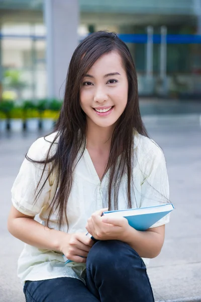 Kinesiska kvinnliga högskolestudent — Stockfoto