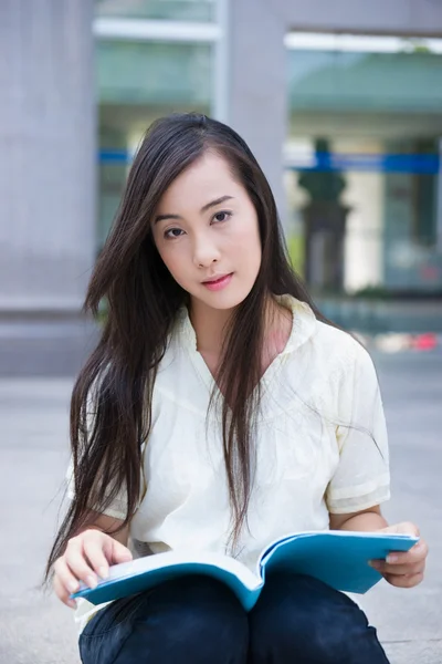 Kinesiska kvinnliga högskolestudent — Stockfoto