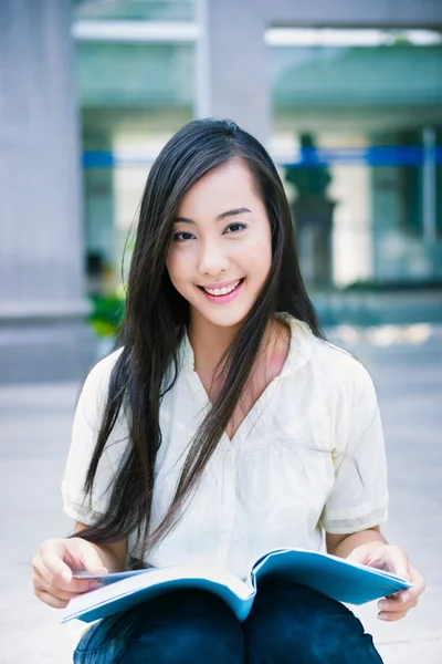 Chinese vrouwelijke college student — Stockfoto