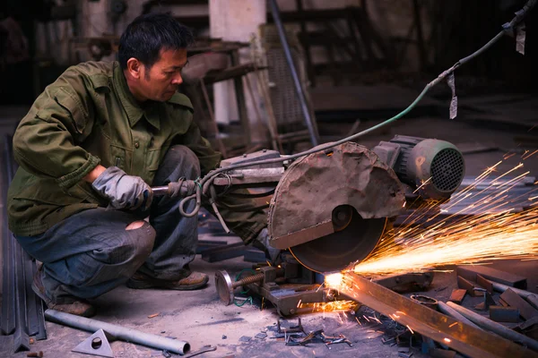 Trabajador chino corte de metal — Foto de Stock