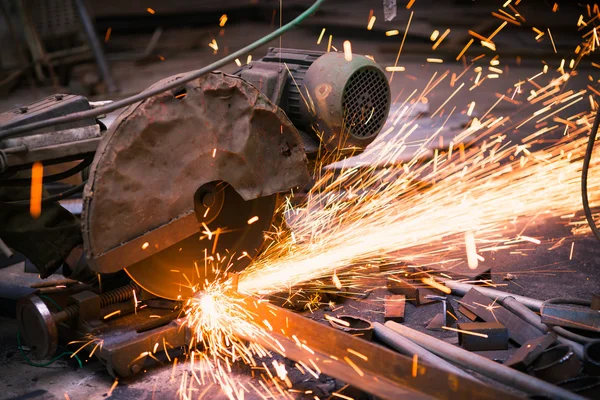 Máquina de corte industrial de trabalho — Fotografia de Stock