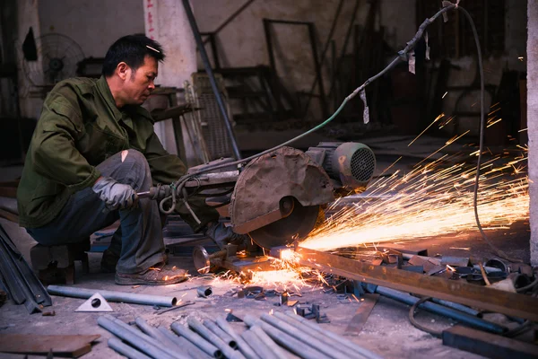 Trabajador chino corte de metal — Foto de Stock