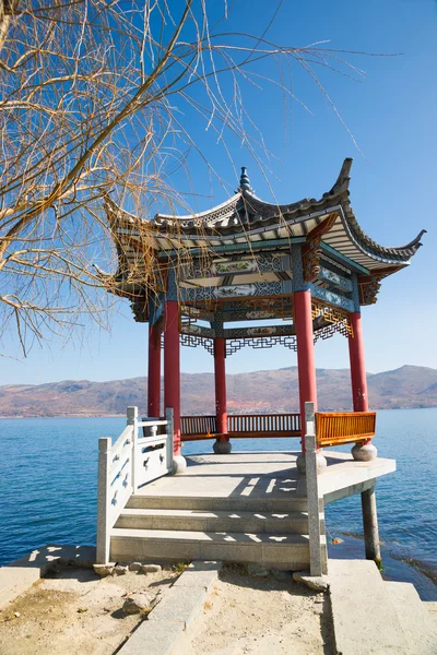 Pavilion with Chinese style above lake — Stock Photo, Image