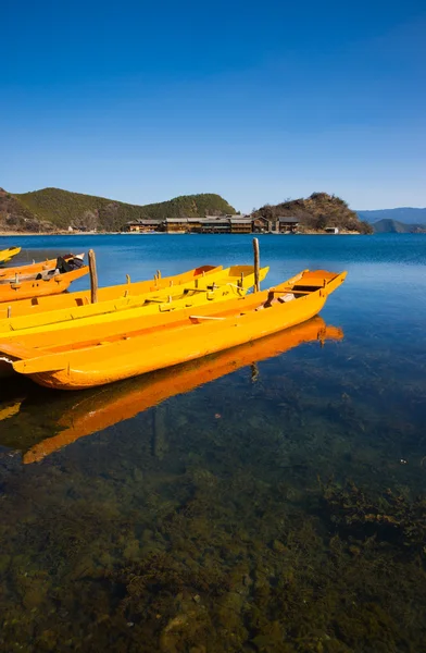 Bateaux en bois dans le lac de Lugu — Photo
