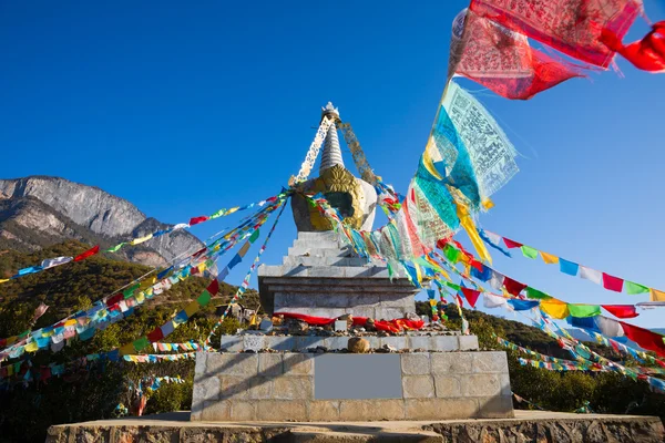 Buddhistisk stupa och bön flaggor — Stockfoto