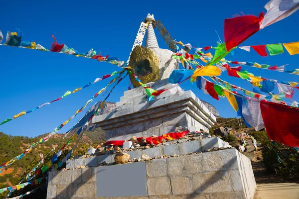 Stupa budista e bandeiras de oração — Fotografia de Stock