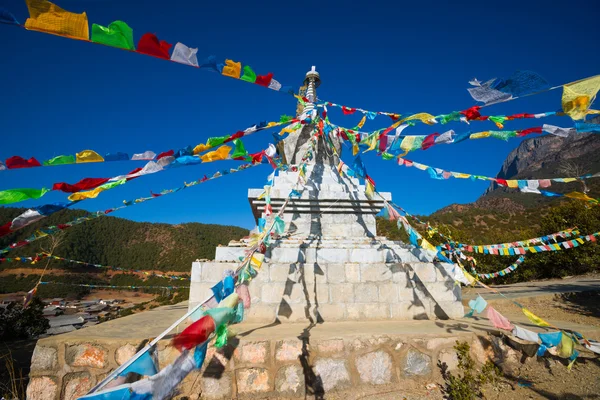 Estupa budista y banderas de oración — Foto de Stock