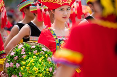 zhuang etnik Festivali Çin dans eden kız