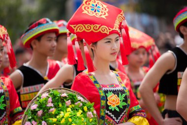 zhuang etnik Festivali Çin dans eden kız