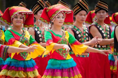 zhuang etnik Festivali Çin dans eden kız