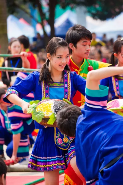 Chinesisches Tanzmädchen beim ethnischen Zhuang-Festival — Stockfoto