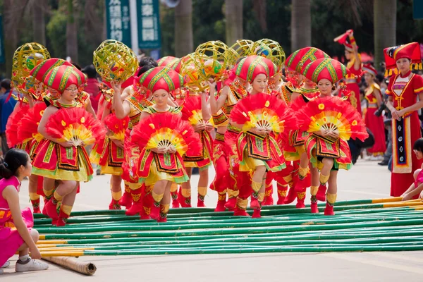 Chinesisches Tanzmädchen beim ethnischen Zhuang-Festival — Stockfoto