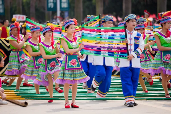 Китайские танцы на Чжуанском этническом фестивале — стоковое фото
