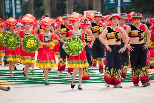 Çin zhuang etnik Festivali dans — Stok fotoğraf