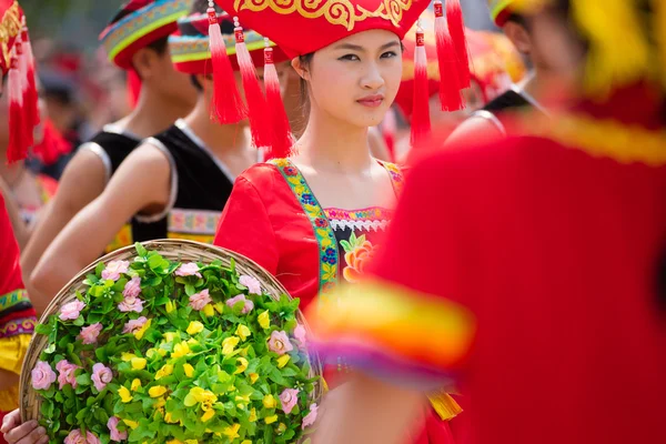 Chinesisches Tanzmädchen beim ethnischen Zhuang-Festival — Stockfoto