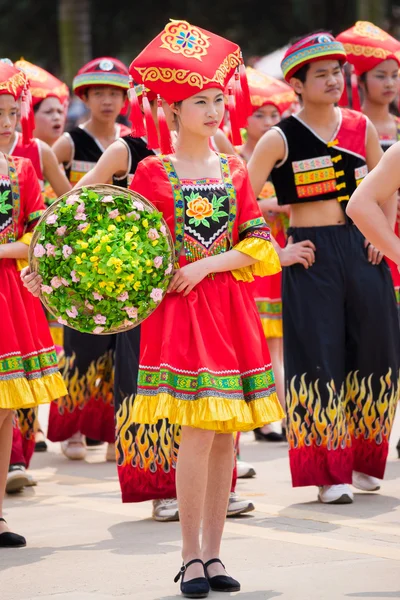Китайская танцовщица на Чжуанском этническом фестивале — стоковое фото