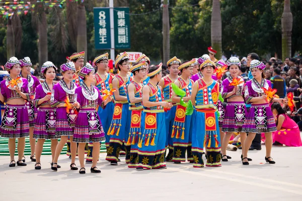 Chinesischer Tanz beim ethnischen Zhuang-Fest — Stockfoto