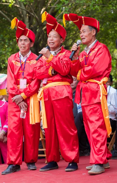 Chinesische Männer singen beim Zhuang-Volksfest — Stockfoto