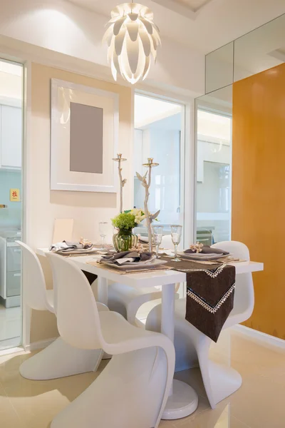 Modern yemek odası.