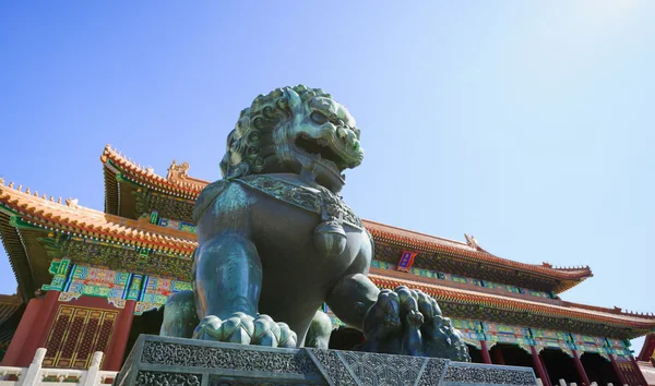 Bronze lion in the Forbidden City — Stock Photo, Image