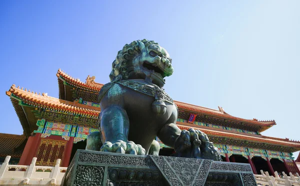 Bronze lion in the Forbidden City — Stock Photo, Image