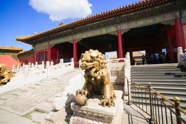 Bronze lion in Forbidden City — Stock Photo, Image