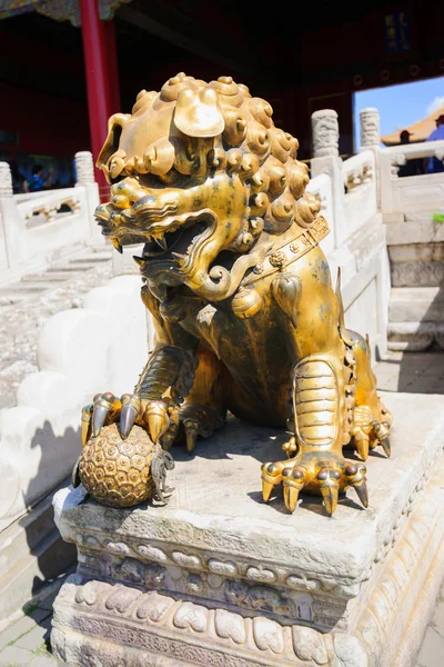 Bronze lion in Forbidden City — Stock Photo, Image