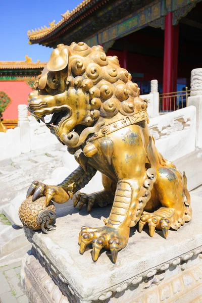 Bronze lion in Forbidden City — Stock Photo, Image