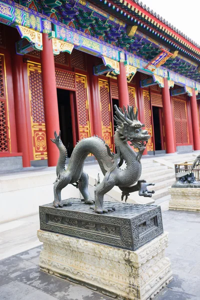 Bronzen draak sculptuur in Zomerpaleis — Stockfoto