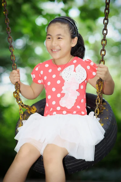 Niña jugando en el columpio —  Fotos de Stock