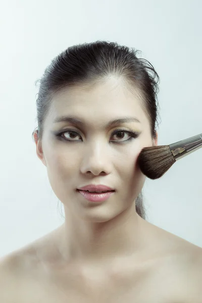 Çinli güzellik makyaj fırça uygulamak — Stok fotoğraf