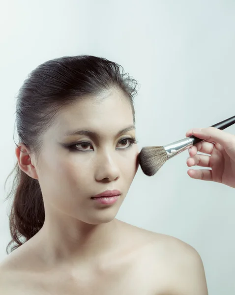 Beleza chinesa aplicando maquiagem com escova — Fotografia de Stock
