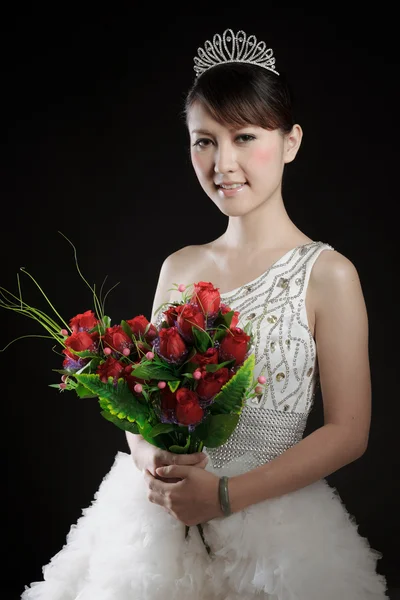 Mariée chinoise avec des fleurs — Photo